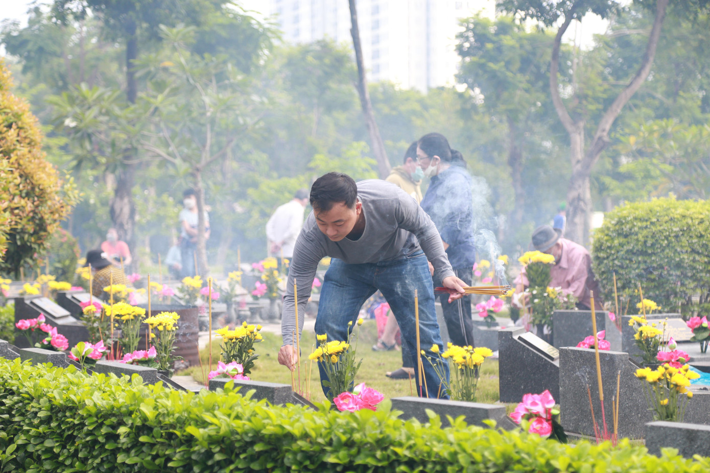 Những ngày này, thân nhân các Anh hùng liệt sĩ đã về Nghĩa trang Liệt sĩ TPHCM tưởng nhớ đến cha ông mình.