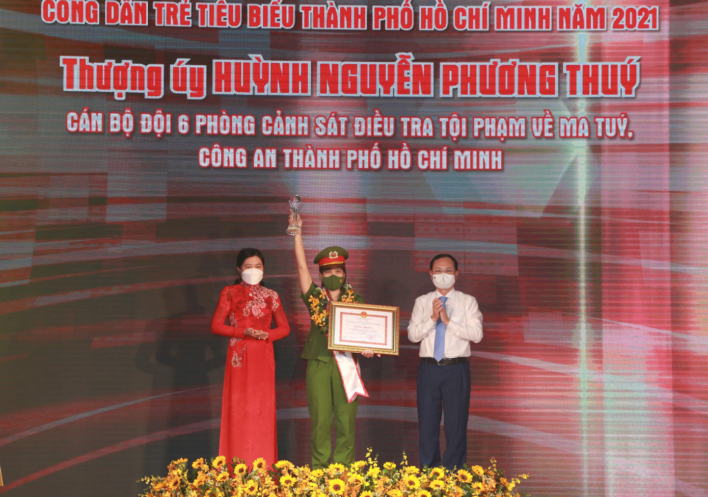 Tuyên dương Thượng úy Huỳnh Nguyễn Phương Thúy.