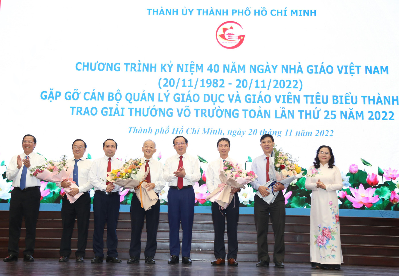Lãnh đạo TPHCM trao hoa chúc mừng các nhà giáo được bổ nhiệm chức danh Giáo sư năm 2022.