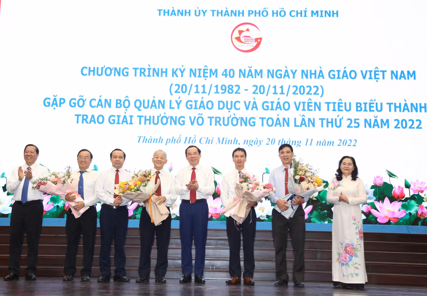 Lãnh đạo TPHCM trao hoa chúc mừng các nhà giáo được bổ nhiệm chức danh Giáo sư năm 2022.