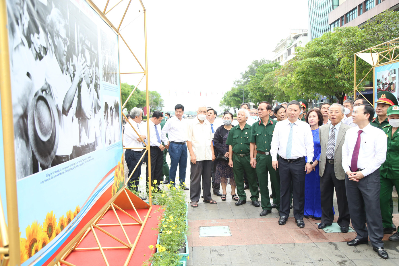 Tại đường Nguyễn Huệ (phường Bến Nghé, quận 1), triển lãm khái quát về thân thế và sự nghiệp cách mạng của cố Thủ tướng Võ Văn Kiệt. Đặc biệt, triển lãm trưng bày hình ảnh của ông sau ngày đất nước thống nhất, với phương châm vừa học, vừa làm, dựa vào dân, phát huy sức mạnh của nhân dân, đặc biệt là tinh thần mạnh dạn, táo bạo, sự năng động và đổi mới. Tại đường Nguyễn Huệ (phường Bến Nghé, quận 1), triển lãm khái quát về thân thế và sự nghiệp cách mạng của cố Thủ tướng Võ Văn Kiệt. Đặc biệt, triển lãm trưng bày hình ảnh của ông sau ngày đất nước thống nhất, với phương châm vừa học, vừa làm, dựa vào dân, phát huy sức mạnh của nhân dân, đặc biệt là tinh thần mạnh dạn, táo bạo, sự năng động và đổi mới.