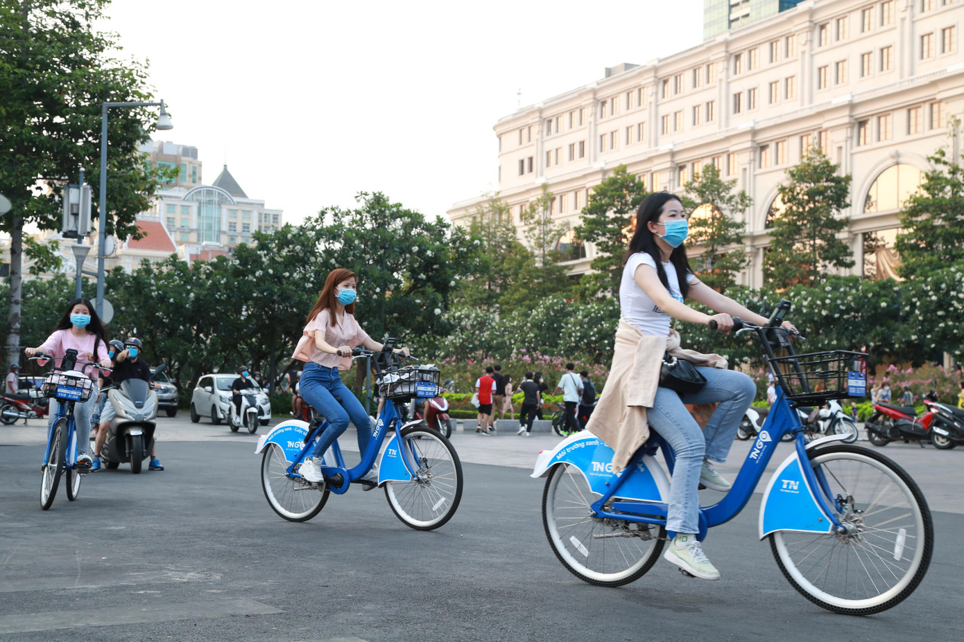 Bạn trẻ dạo qua một số tuyến phố trung tâm TPHCM bằng xe đạp.