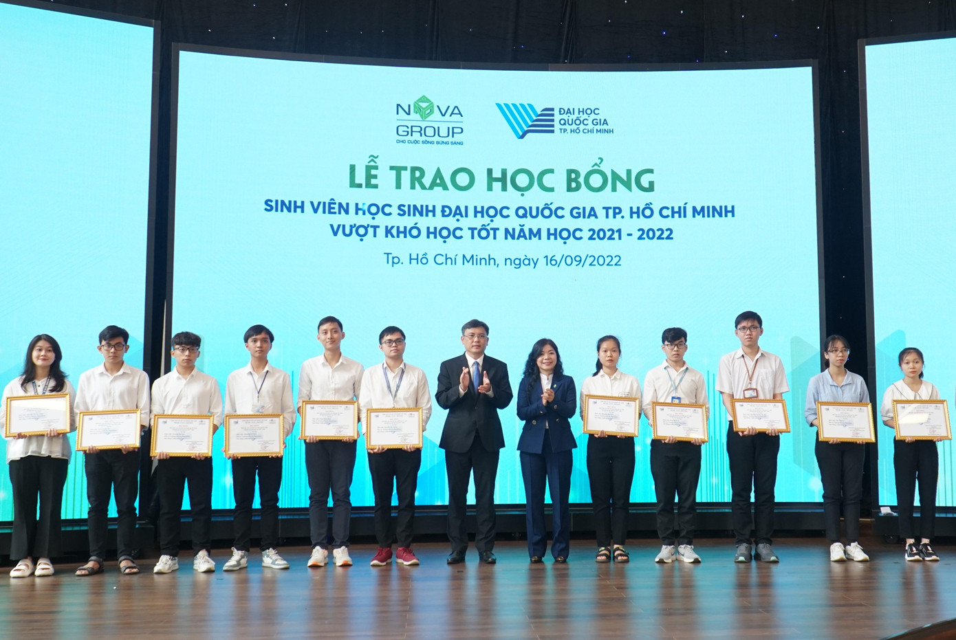 Lãnh đạo Đại học Quốc gia TPHCM và đơn vị đồng hành trao học bổng cho các bạn sinh viên. Lãnh đạo Đại học Quốc gia TPHCM và đơn vị đồng hành trao học bổng cho các bạn sinh viên.