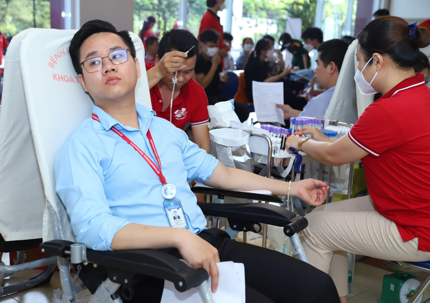 Thầy Lê Duy Tân, giảng viên khoa Công nghệ thông tin cho biết: “Mình đang coi thi ở trên phòng, nghe sinh viên nói trường đang tổ chức hoạt động hiến máu nên nhờ đồng nghiệp hỗ trợ để xuống tham gia hoạt động này. Đây là lần thứ 8 mình hiến máu nhưng cảm giác hào hứng vẫn vẹn nguyên như lần đầu”. Thầy Lê Duy Tân, giảng viên khoa Công nghệ thông tin cho biết: “Mình đang coi thi ở trên phòng, nghe sinh viên nói trường đang tổ chức hoạt động hiến máu nên nhờ đồng nghiệp hỗ trợ để xuống tham gia hoạt động này. Đây là lần thứ 8 mình hiến máu nhưng cảm giác hào hứng vẫn vẹn nguyên như lần đầu”.