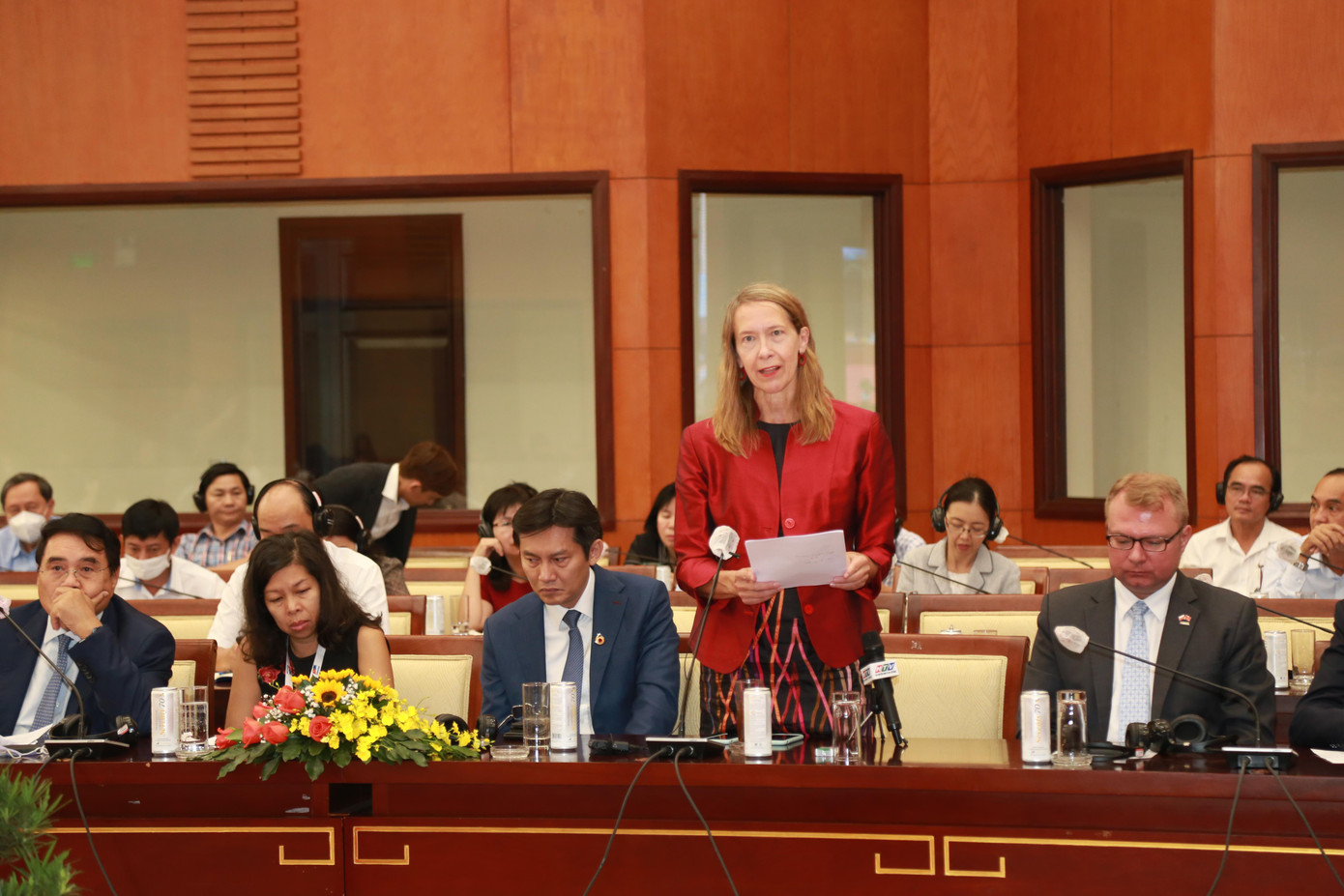 Đại diện các cơ quan, tổ chức quốc tế trao đổi tại hội nghị.