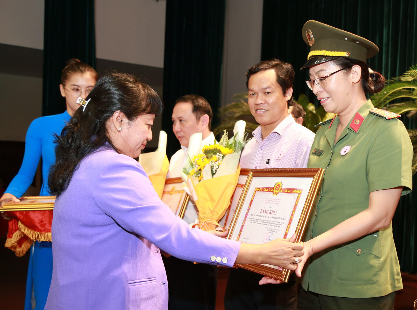 Ban Thường vụ Thành ủy TPHCM tặng bằng khen cho 68 tập thể đã có thành tích xuất sắc trong triển khai thực hiện Chỉ thị 17.