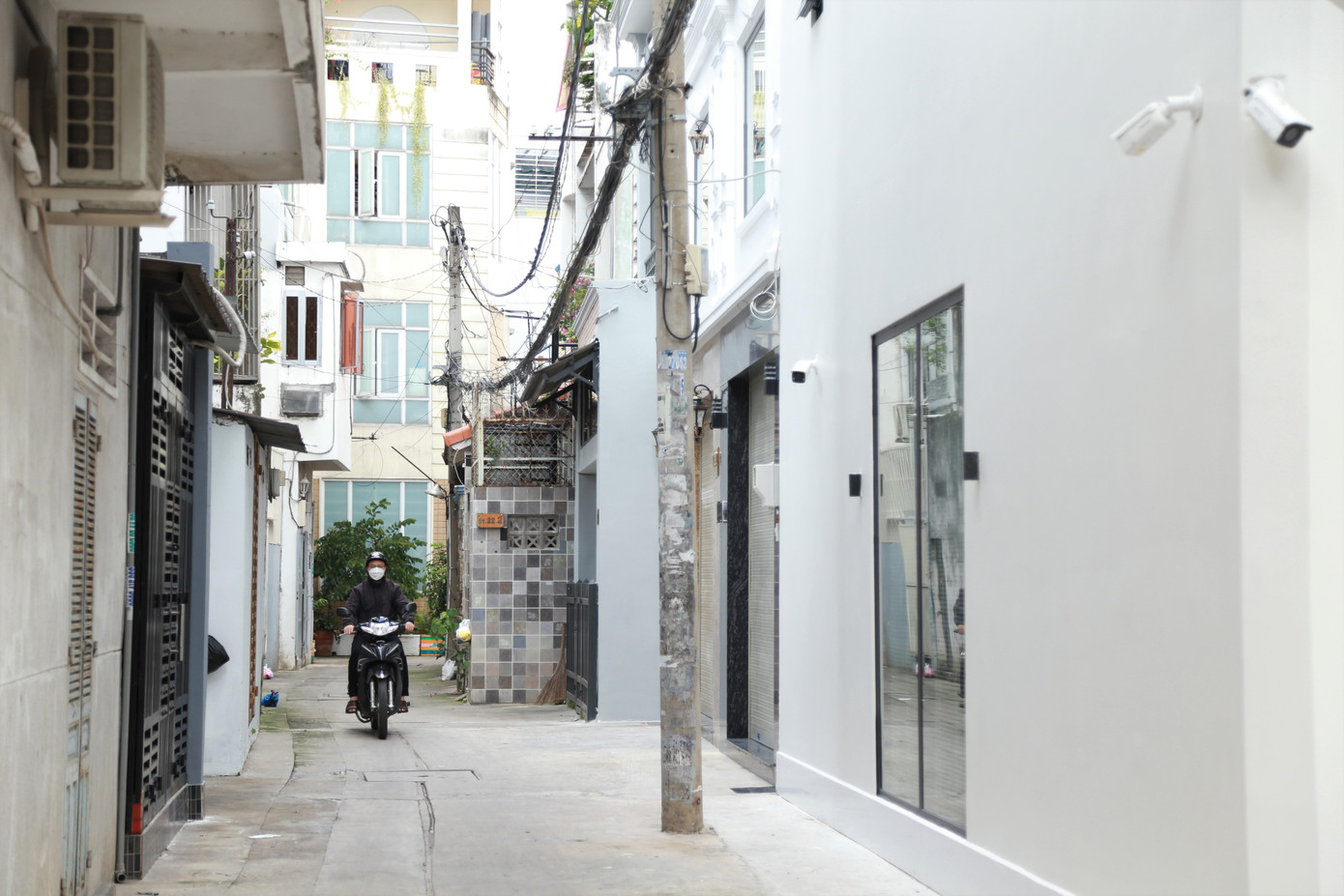 Phú Nhuận là một trong những địa phương đi đầu trong thực hiện chủ trương "Nhà nước và nhân dân cùng làm", cụ thể hóa phong trào hiến đất mở đường, hẻm trên địa bàn TPHCM từ năm 2000. Qua 20 năm thực hiện công tác mở rộng đường, hẻm theo phương thức “Nhân dân tự nguyện hiến đất”, quận đã hoàn thiện 102 dự án mở rộng đường, hẻm (gồm 6 tuyến đường và 96 tuyến hẻm) với 3.594 hộ dân đã hiến gần 20.000m2 đất, giá trị quy đổi ước tính là hơn 1.200 tỷ đồng…