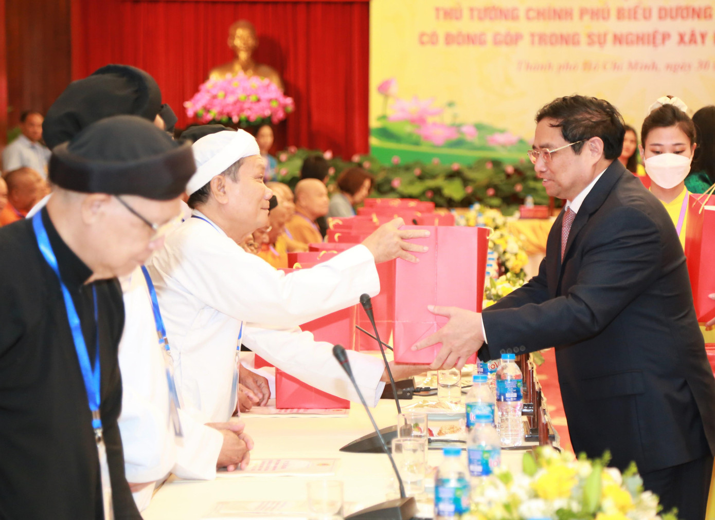 Thủ tướng tặng quà cám ơn các đại biểu chức sắc tôn giáo tham dự hội nghị.