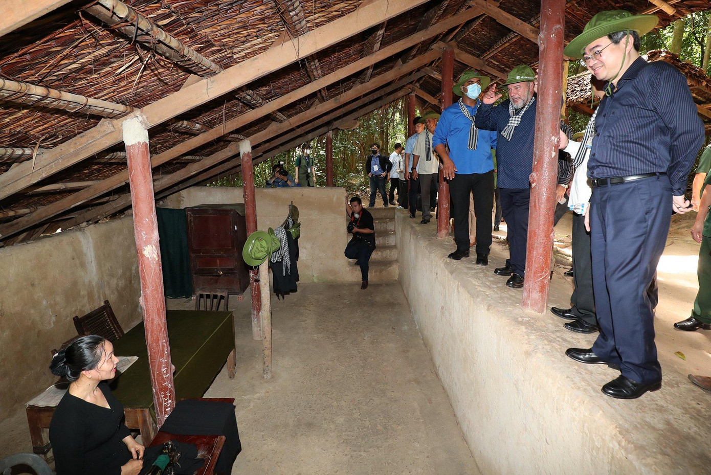 Ông Manuel Marrero Cruz tham quan khu vực may vá tại địa đạo.