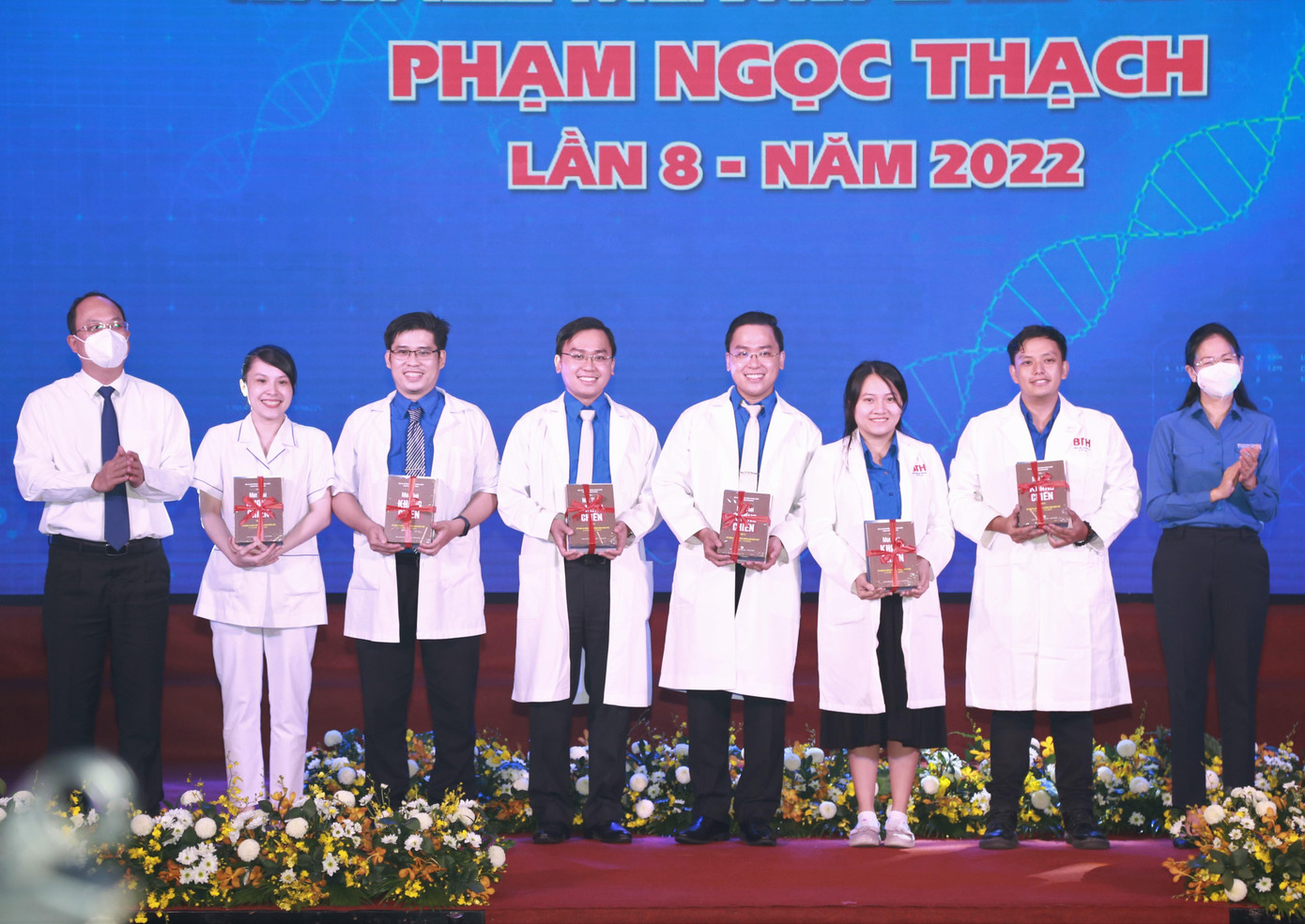 Phó Bí thư Thành ủy TPHCM Nguyễn Hồ Hải và Bí thư Thành Đoàn Phan Thị Thanh Phương trao quà cảm ơn các y bác sĩ tham gia giao lưu, chia sẻ tại chương trình. Phó Bí thư Thành ủy TPHCM Nguyễn Hồ Hải và Bí thư Thành Đoàn Phan Thị Thanh Phương trao quà cảm ơn các y bác sĩ tham gia giao lưu, chia sẻ tại chương trình.