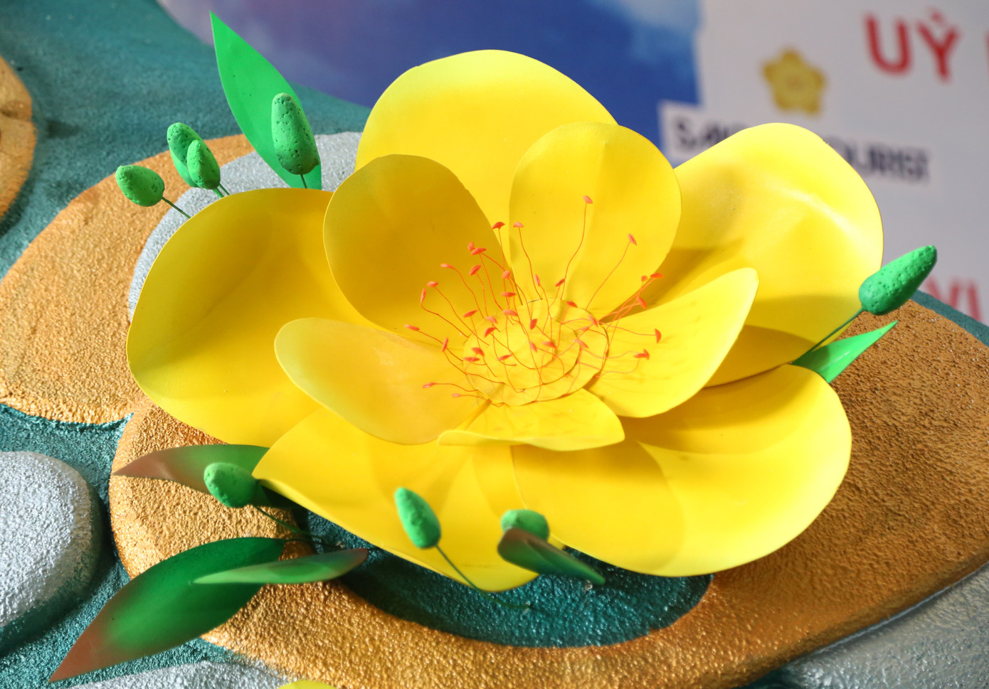 Hình ảnh mai vàng đính trên thân linh vật mèo.