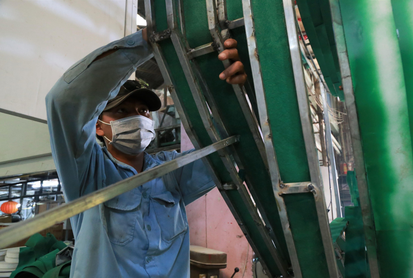 Nhân viên kỹ thuật đang tạo mảng rêu bám cho tiểu cảnh.