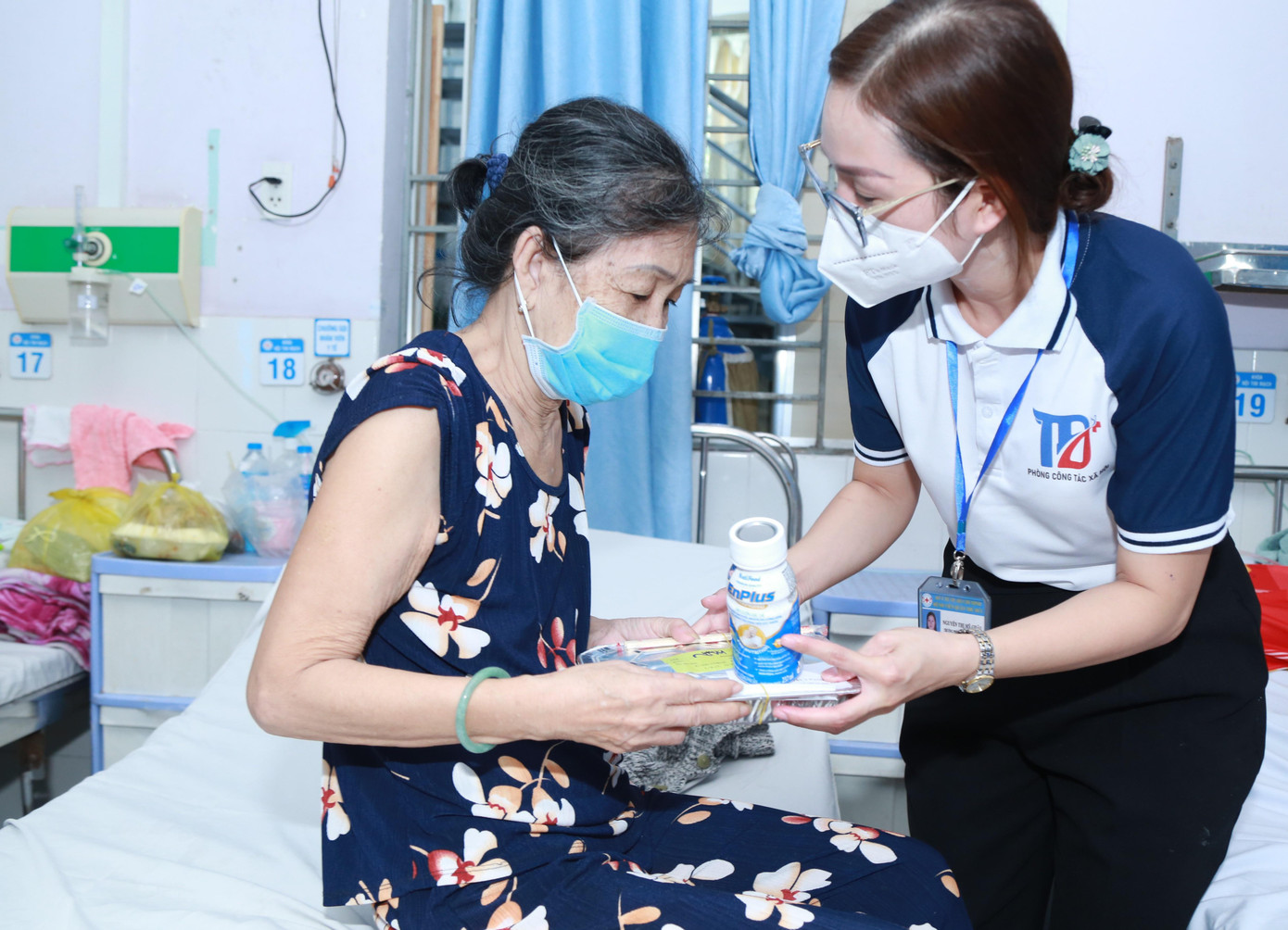 ThS. Nguyễn Thị Mỹ Châu tặng phần cơm và sữa để người bệnh bồi bổ sức khỏe. ThS. Nguyễn Thị Mỹ Châu tặng phần cơm và sữa để người bệnh bồi bổ sức khỏe.