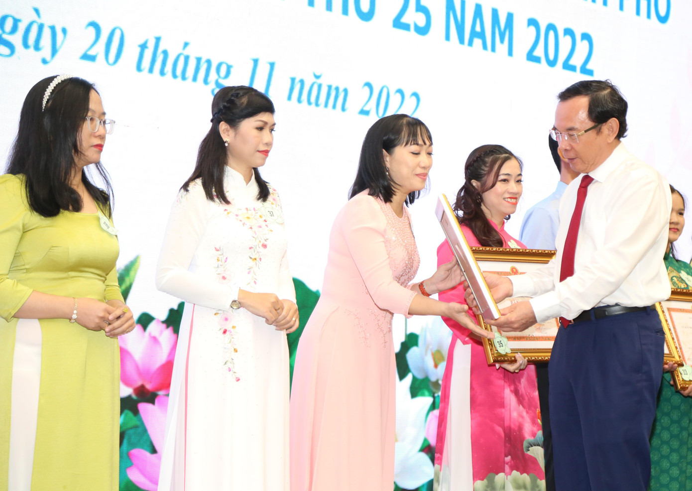 Bí thư Thành ủy TPHCM Nguyễn Văn Nên tuyên dương, khen thưởng các nhà giáo tiêu biểu.