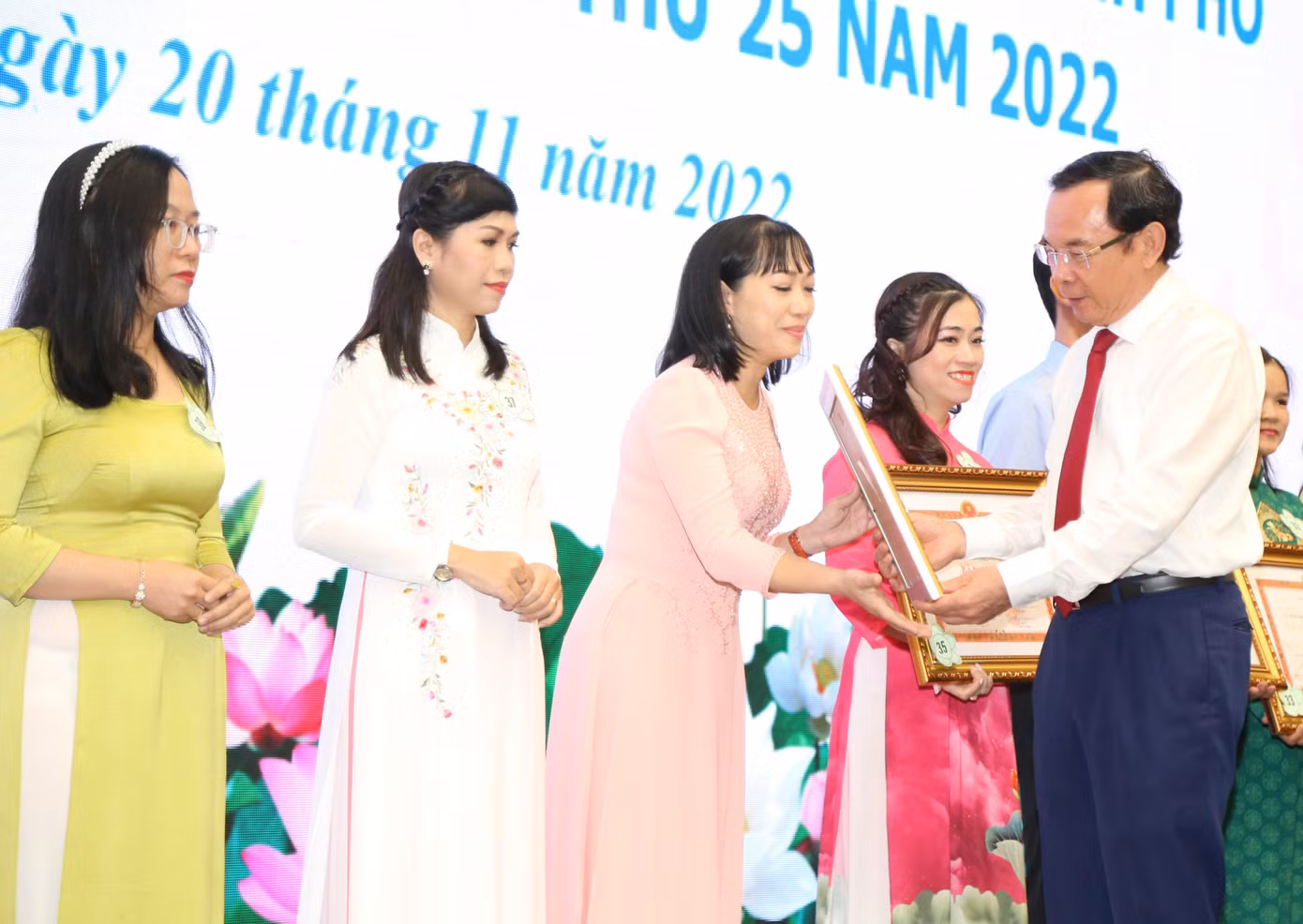 Bí thư Thành ủy TPHCM Nguyễn Văn Nên tuyên dương, khen thưởng các nhà giáo tiêu biểu.