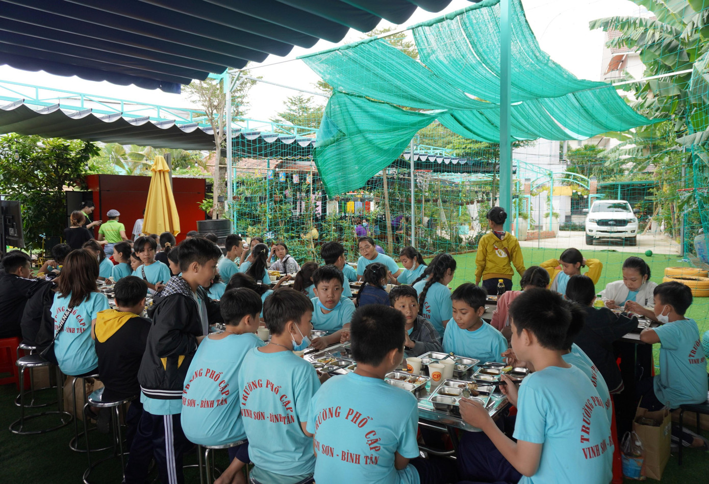 Các em thiếu nhi dùng bữa trưa ấm tình trong dịp Tết Trung thu. Các em thiếu nhi dùng bữa trưa ấm tình trong dịp Tết Trung thu.