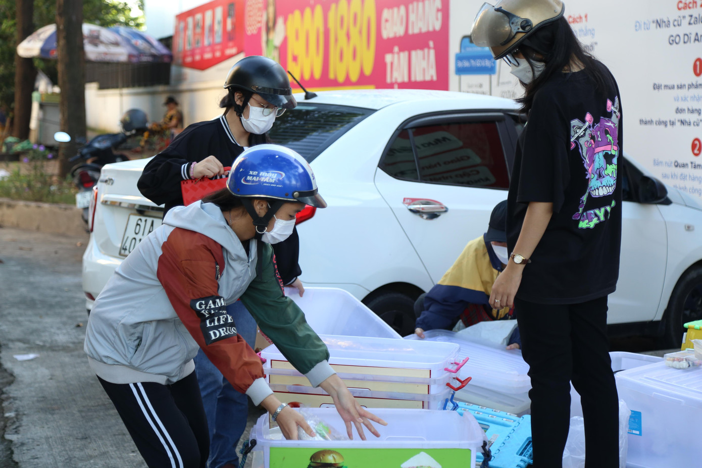 Mỗi buổi bán, Kiều được trả công 40.000 đồng. Cùng với số tiền xăng hỗ trợ thêm 20.000 đồng, mỗi tuần nữ sinh chỉ thu nhập vỏn vẹn 220.000 đồng sau 5 ngày mưu sinh.