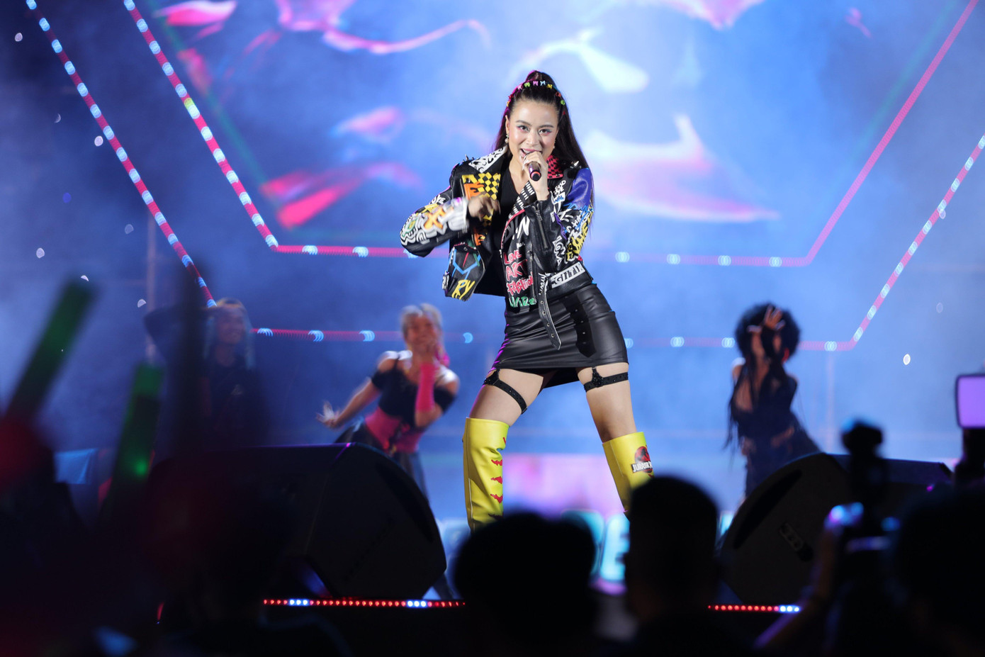 Hoàng Thùy Linh tái hiện hình ảnh cô "Mị" trẻ trung.