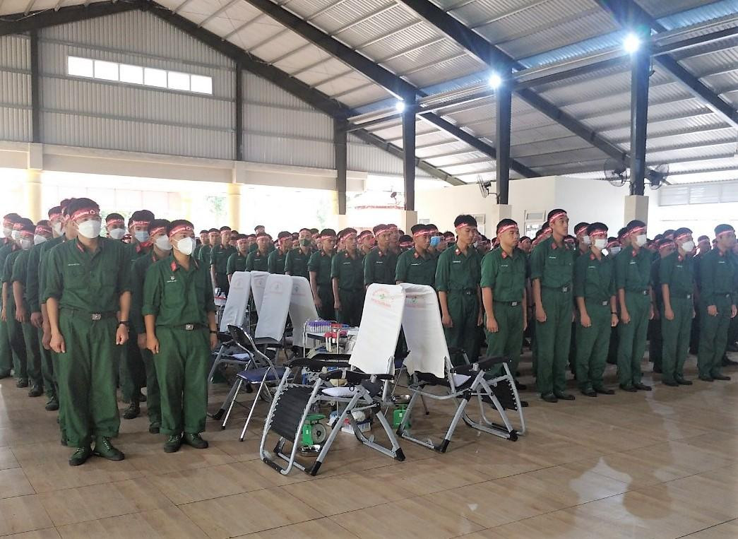 Từ sáng sớm, hàng trăm cán bộ chiến sĩ, đoàn viên thanh niên nhà trường hăng hái tham gia ngày hội Chủ nhật Đỏ.