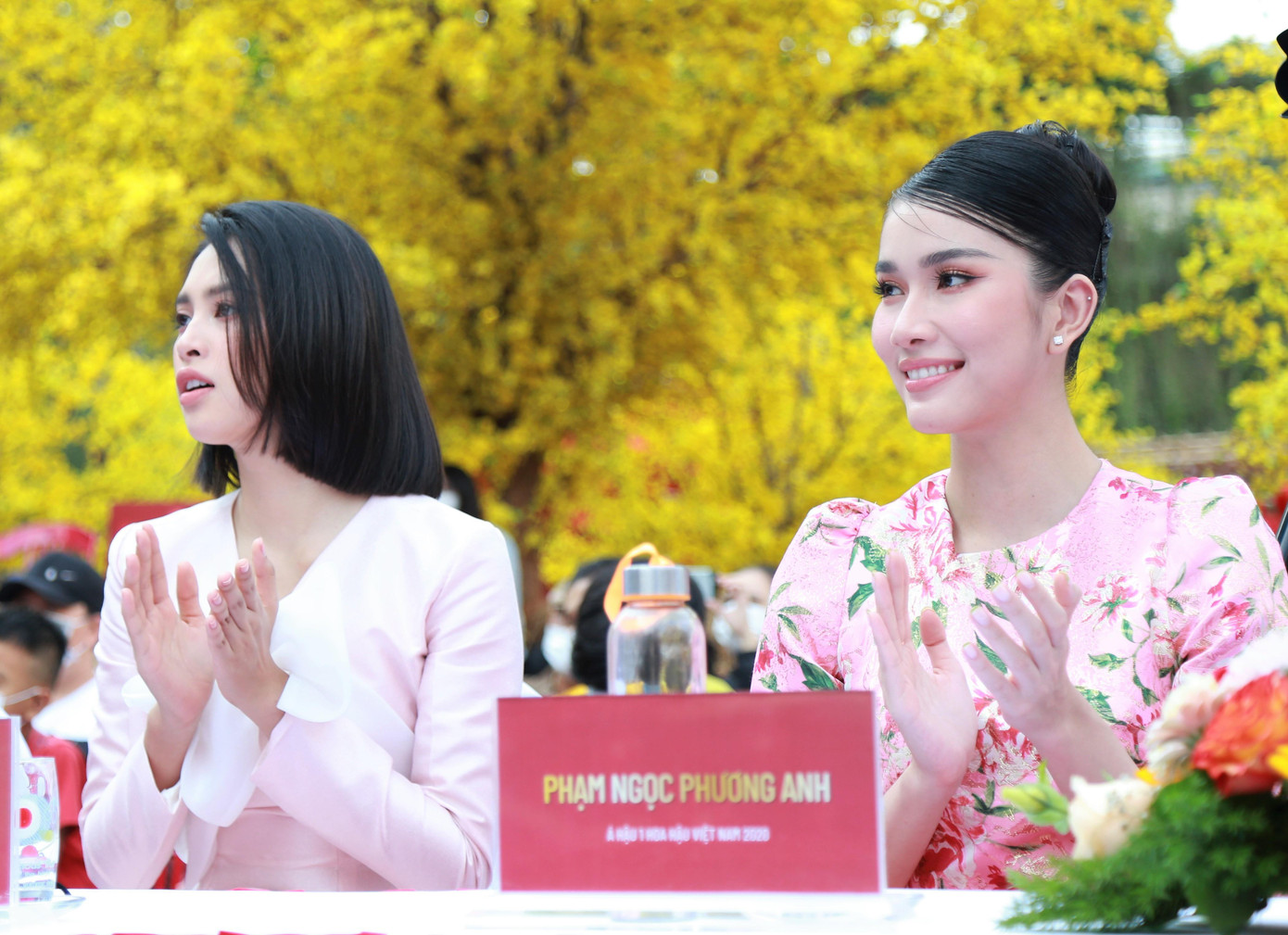 Hoa hậu Trần Tiểu Vy và Á hậu Phạm Ngọc Phương Anh tham dự, chung vui với bà con trước thềm xuân về. Hoa hậu Trần Tiểu Vy và Á hậu Phạm Ngọc Phương Anh tham dự, chung vui với bà con trước thềm xuân về.