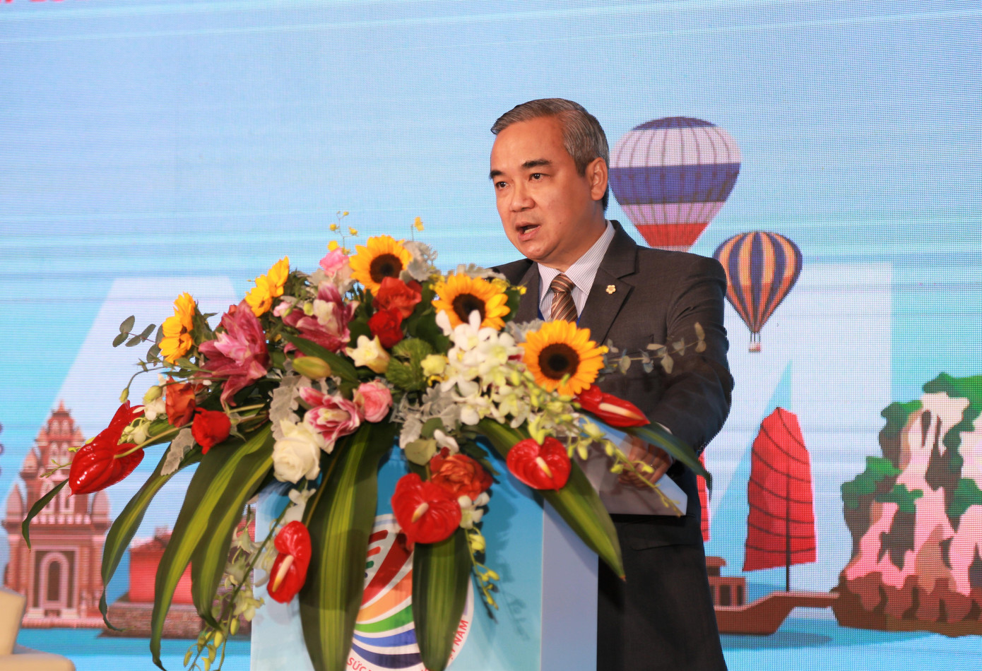 Phó Tổng Giám đốc Saigontourist Group Võ Anh Tài góp ý kiến.