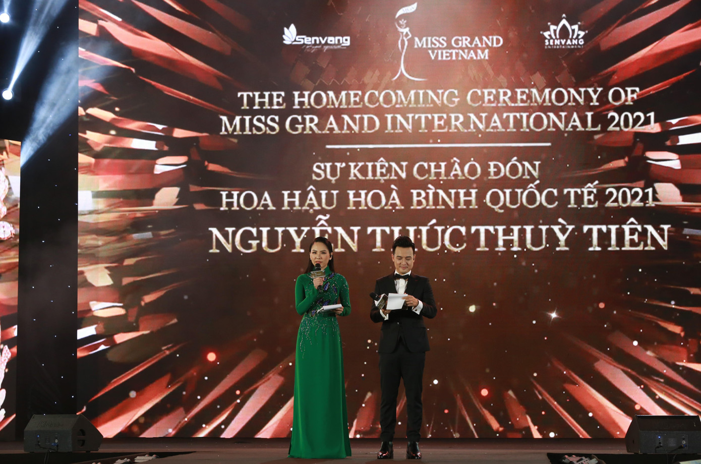 Giữ vai trò dẫn dắt cảm xúc, nội dung buổi lễ là hai MC Mai Phương và Thiên Vũ.