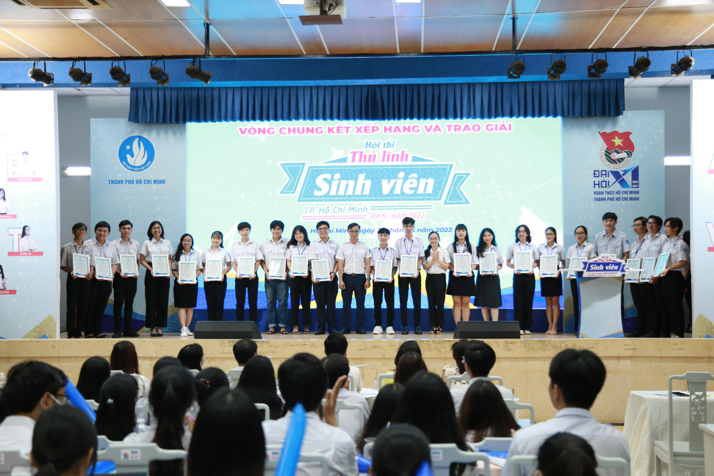 Ban tổ chức chứng nhận cho các bạn đạt thành tích cao hội thi. Ban tổ chức chứng nhận cho các bạn đạt thành tích cao hội thi.