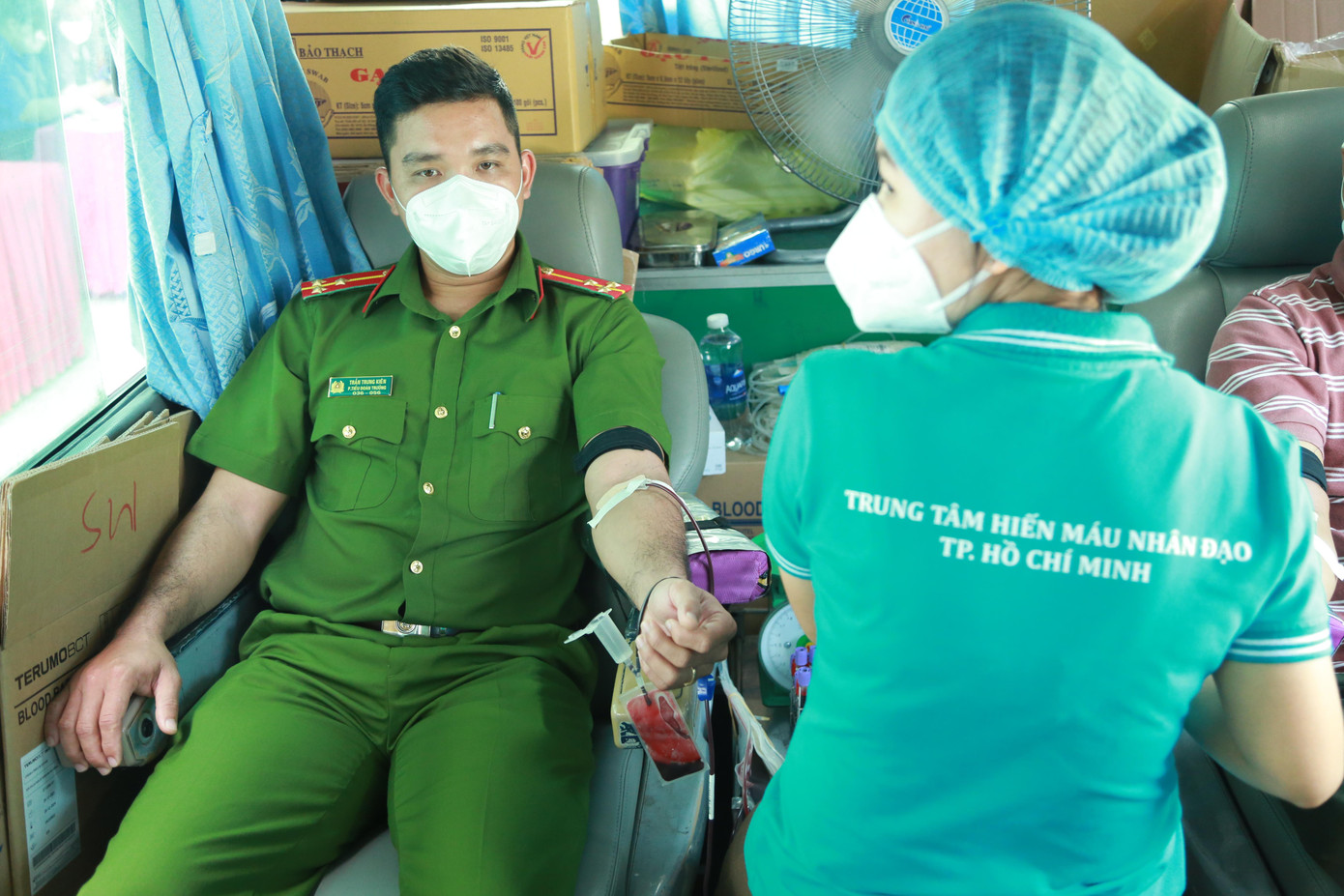 Thượng úy Trần Trung Kiên, Phó Tiểu đoàn trưởng Tiểu đoàn 3, Trung đoàn CSCĐ Đông Nam TPHCM chia sẻ giọt máu tại ngày hội.