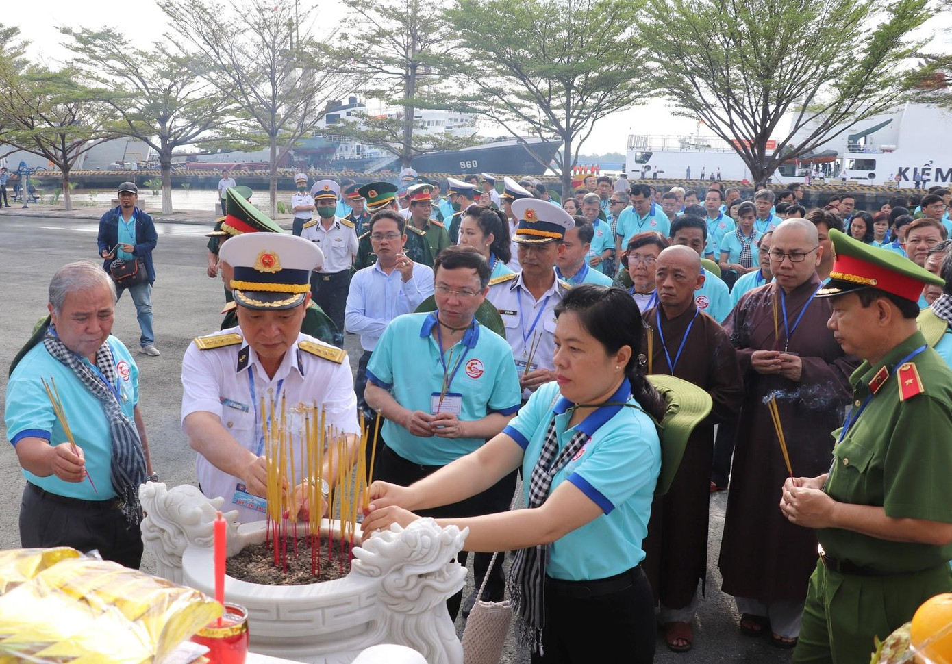 Đại biểu tham gia chuyến công tác tri ân công lao các anh hùng liệt sĩ trước giờ khởi hành hải trình. Đại biểu tham gia chuyến công tác tri ân công lao các anh hùng liệt sĩ trước giờ khởi hành hải trình.