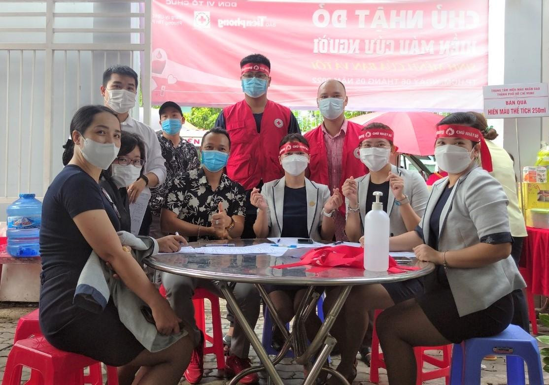 Các nữ nhân viên một công ty trên địa bàn quận 7 cùng chia sẻ với cộng đồng. Các nữ nhân viên một công ty trên địa bàn quận 7 cùng chia sẻ với cộng đồng.