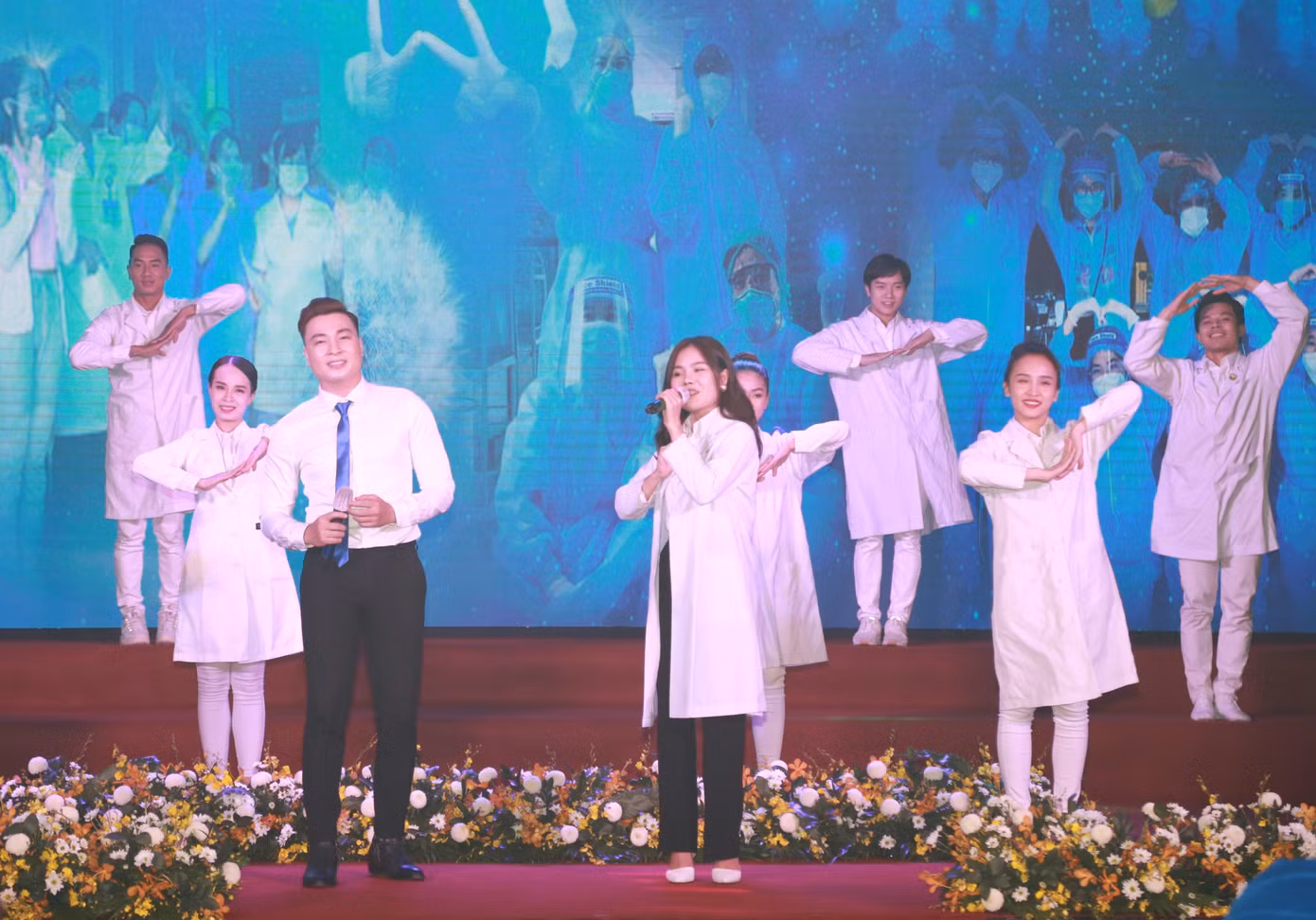 Ca sĩ Đăng Nguyên - Ngọc Hà hát về ngành Y qua ca khúc "Bác sĩ ơi nụ cười"