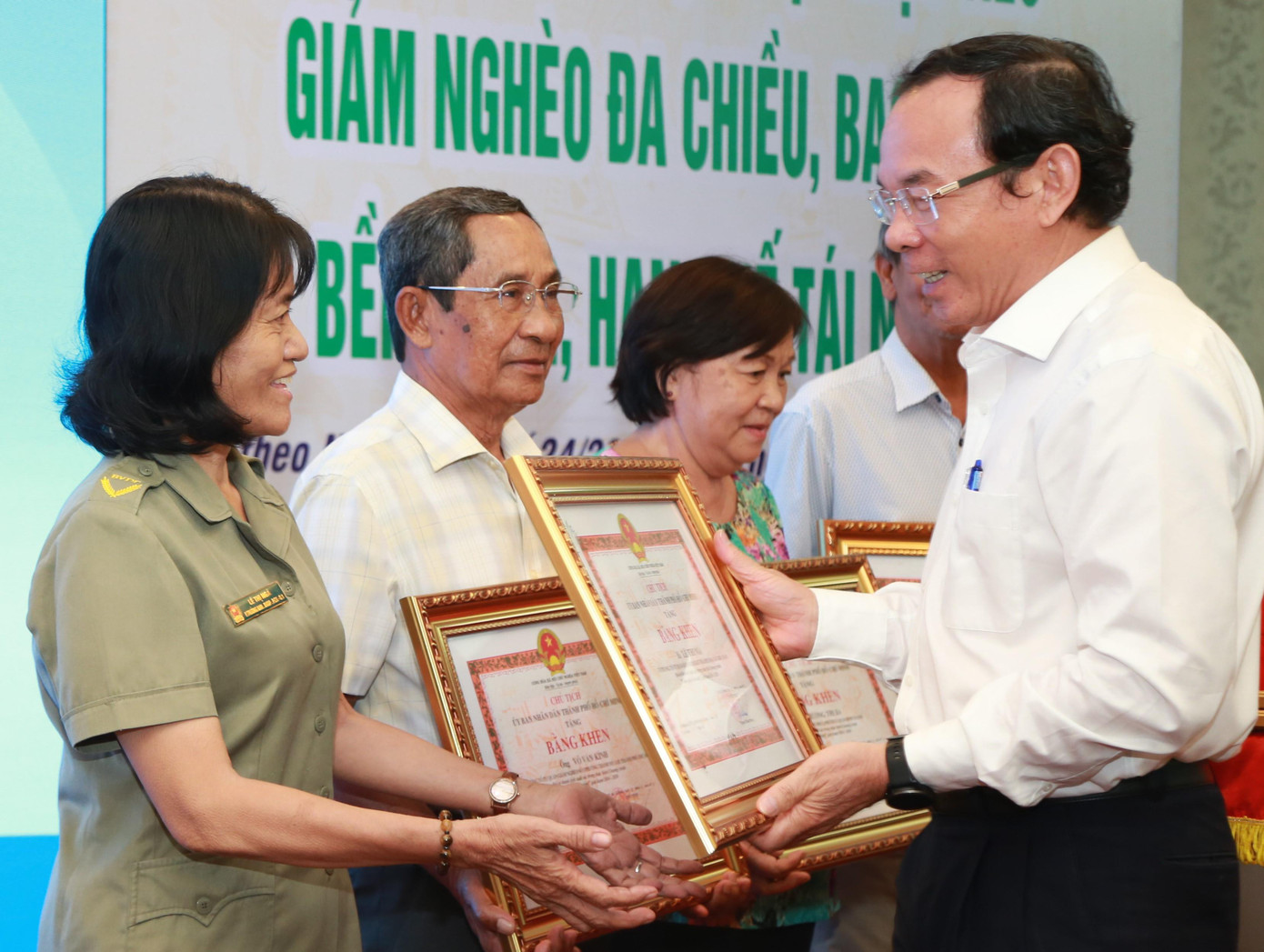 Bí thư Nguyễn Văn Nên tặng bằng khen của UBND thành phố cho các cá nhân tiêu biểu thực hiện công tác giảm nghèo. Bí thư Nguyễn Văn Nên tặng bằng khen của UBND thành phố cho các cá nhân tiêu biểu thực hiện công tác giảm nghèo.