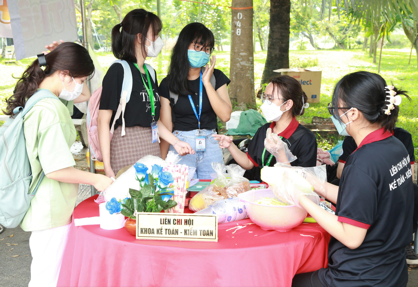 Bạn trẻ chuẩn bị gian hàng ẩm thực.