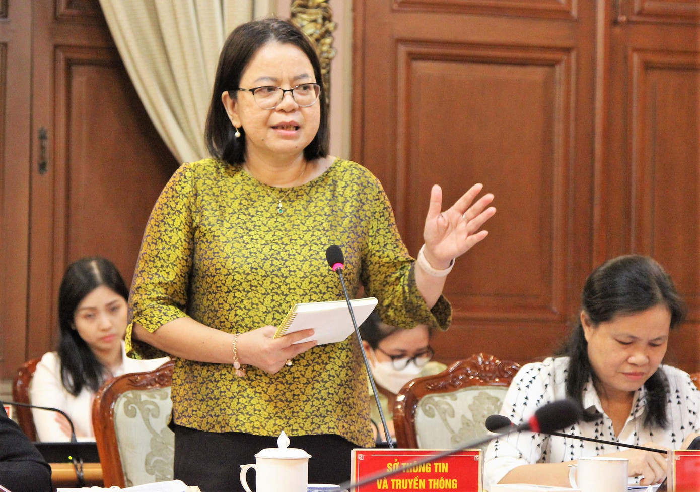 Lãnh đạo các sở, ngành thành phố trao đổi tại buổi giám sát. Lãnh đạo các sở, ngành thành phố trao đổi tại buổi giám sát.