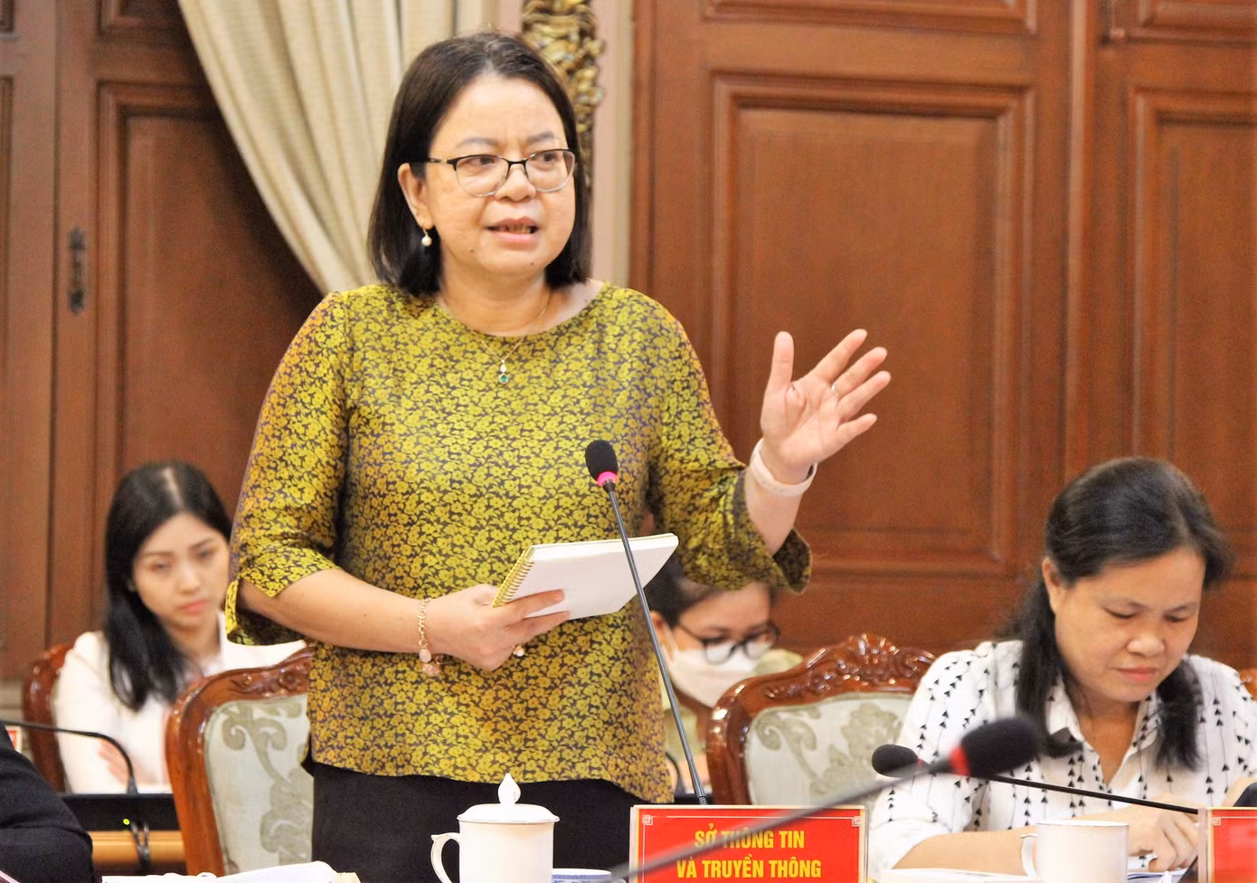 Lãnh đạo các sở, ngành thành phố trao đổi tại buổi giám sát.