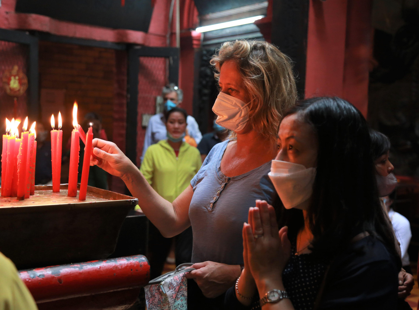 Du khách thắp nến lễ Phật tại chùa Ngọc Hoàng.