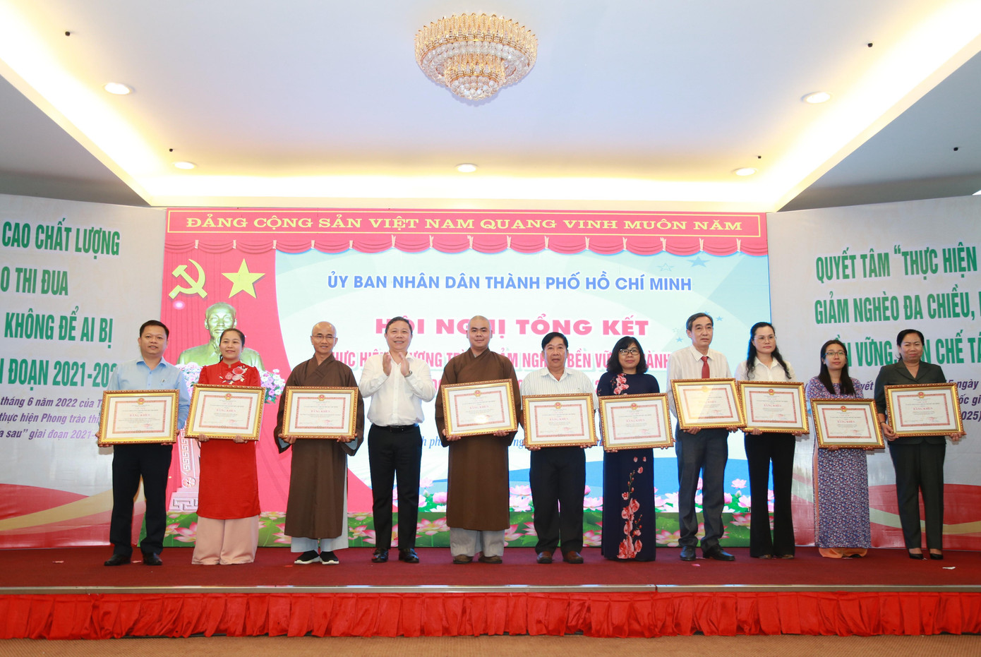 Phó Chủ tịch UBND TPHCM Dương Anh Đức (thứ 4 từ trái sang) trao bằng khen ghi nhận sự đóng góp tiêu biểu của các cá nhân, đơn vị trong công cuộc giảm nghèo của thành phố. Phó Chủ tịch UBND TPHCM Dương Anh Đức (thứ 4 từ trái sang) trao bằng khen ghi nhận sự đóng góp tiêu biểu của các cá nhân, đơn vị trong công cuộc giảm nghèo của thành phố.