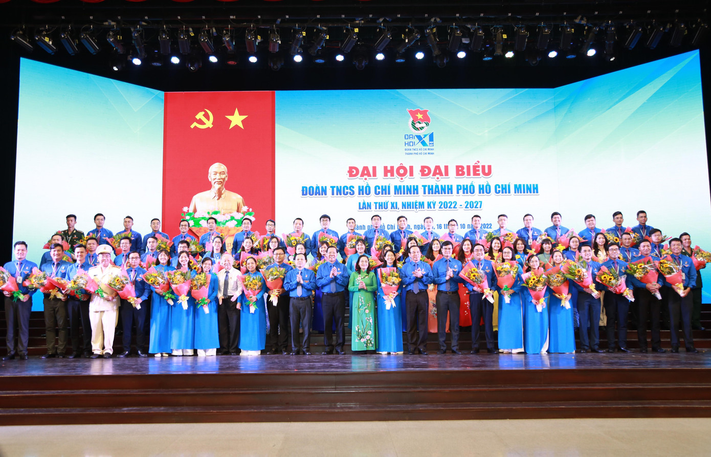 Anh Bùi Quang Huy cùng lãnh đạo TPHCM trao hoa chúc mừng tập thể Ban Chấp hành Thành Đoàn TPHCM khóa XI, nhiệm kỳ 2022 - 2027. Anh Bùi Quang Huy cùng lãnh đạo TPHCM trao hoa chúc mừng tập thể Ban Chấp hành Thành Đoàn TPHCM khóa XI, nhiệm kỳ 2022 - 2027.