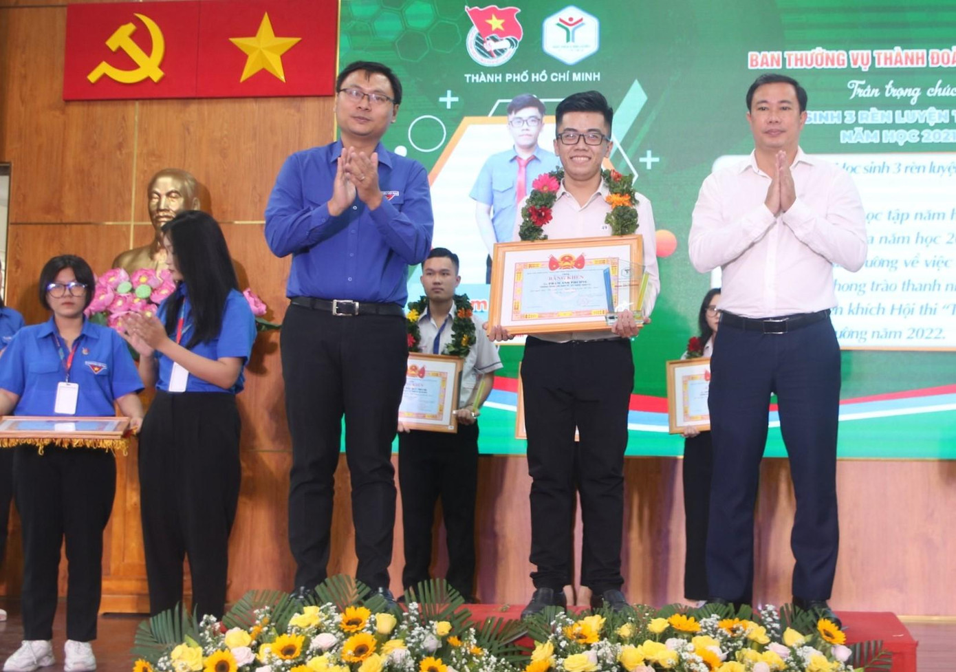 Phó Bí thư Thành Đoàn TPHCM Trương Minh Tước Nguyên (thứ 3 từ phải qua) trao bằng khen tuyên dương các bạn học sinh tiêu biểu. Ảnh: Thành Đoàn.