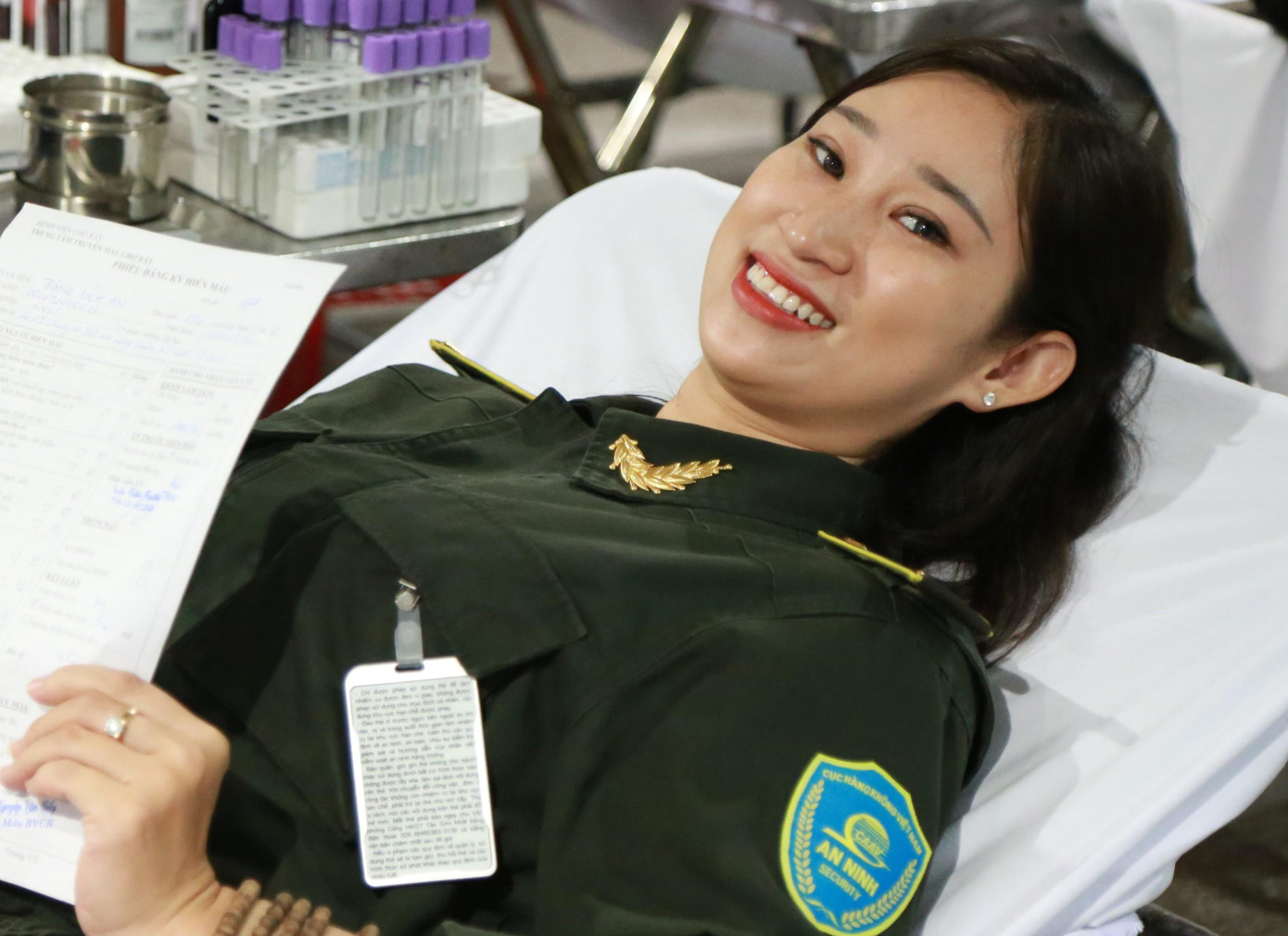 Vừa xong nhiệm vụ làm MC cho phần khai mạc chương trình, chị Đặng Bích An (Văn phòng Đảng Đoàn Cảng Hàng không quốc tế Tân Sơn Nhất) liền đến làm các thủ tục kiểm tra sức khỏe để hiến máu. Chị cho biết sau một số lần trước không đủ điều kiện, hôm nay đã có thể đóng góp một đơn vị máu và cũng là lần đầu chị tham gia hoạt động này.