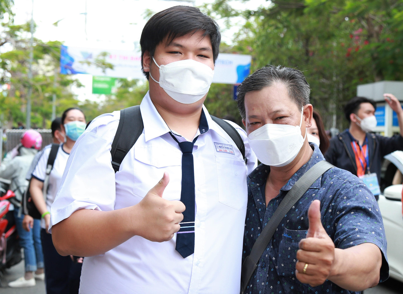 Vị phụ huynh và con trai thể hiện tâm trạng thoải mái sau buổi thi