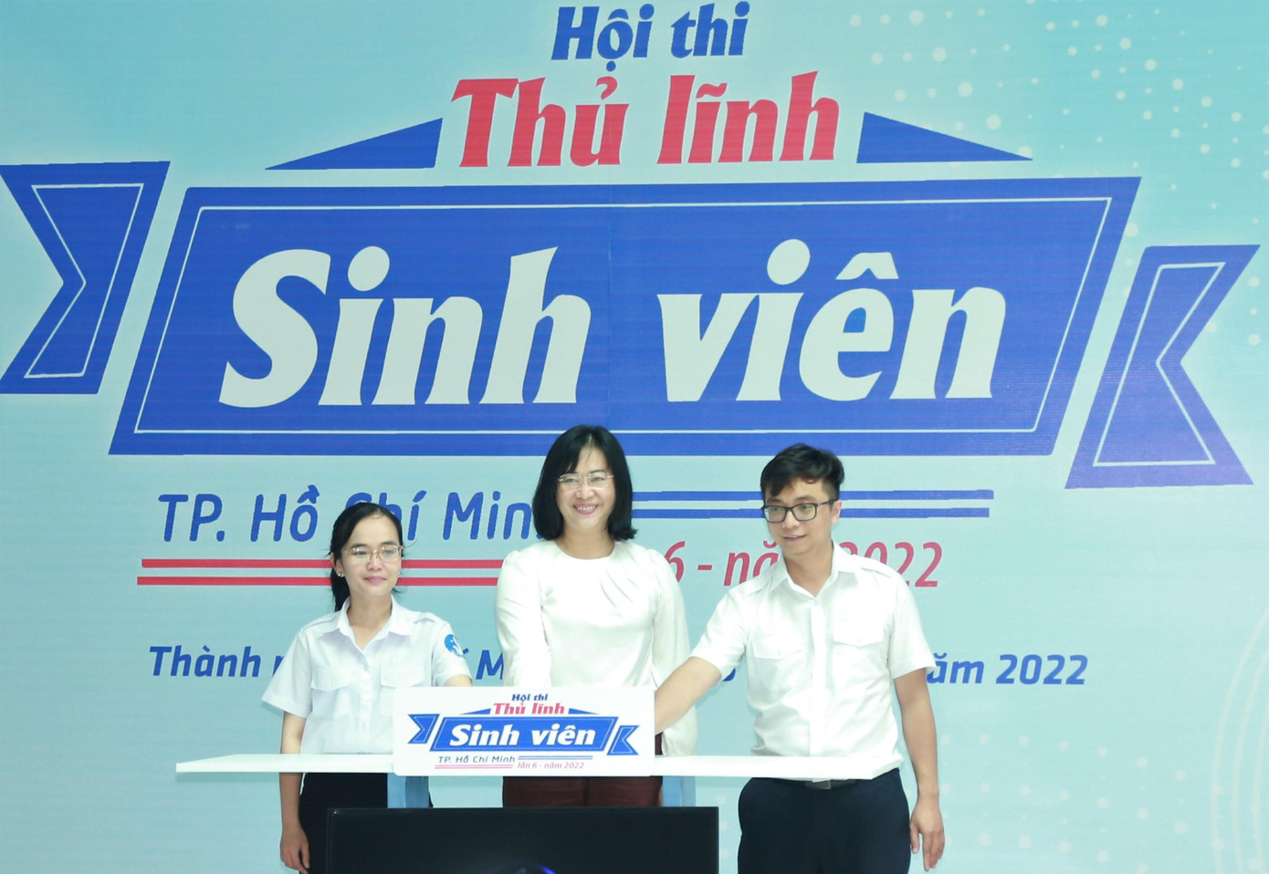 Đại biểu thực hiện nghi thức khai mạc hội thi - Ảnh: Ngô Tùng