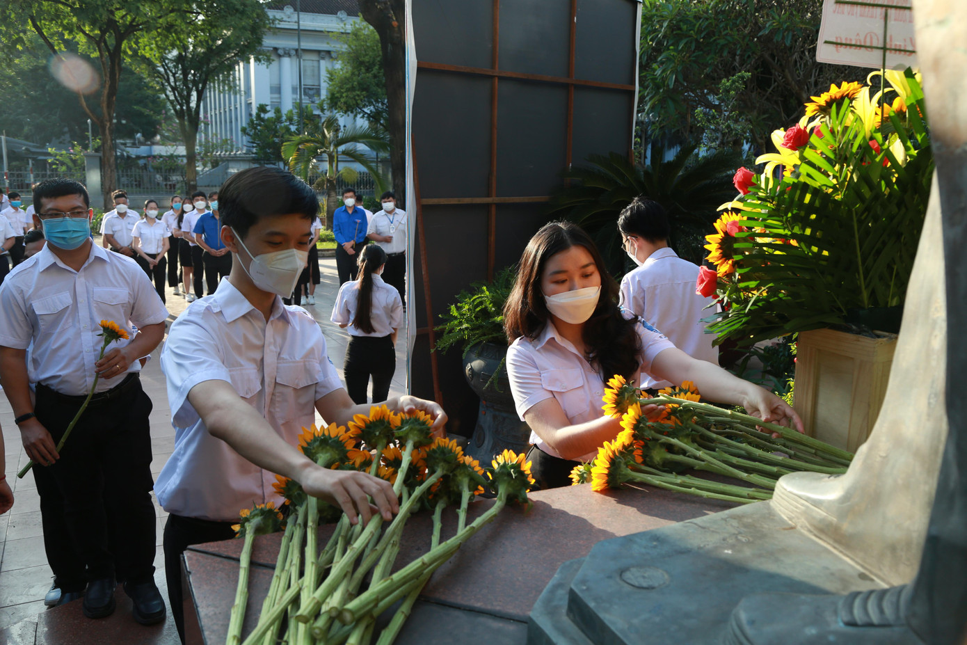 Các cán bộ Hội, hội viên, sinh viên dâng hoa tri ân anh Trần Văn Ơn, người anh hùng trẻ tuổi đã ngã xuống vì nền độc lập, hòa bình của đất nước. Các cán bộ Hội, hội viên, sinh viên dâng hoa tri ân anh Trần Văn Ơn, người anh hùng trẻ tuổi đã ngã xuống vì nền độc lập, hòa bình của đất nước.