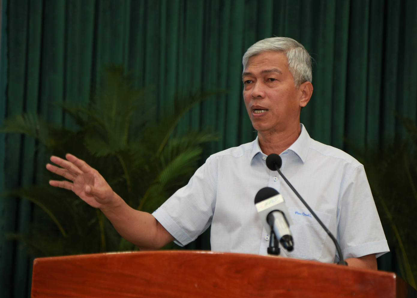 Ông Võ Văn Hoan trao đổi tại hội nghị. Ảnh: Ngô Tùng Ông Võ Văn Hoan trao đổi tại hội nghị. Ảnh: Ngô Tùng