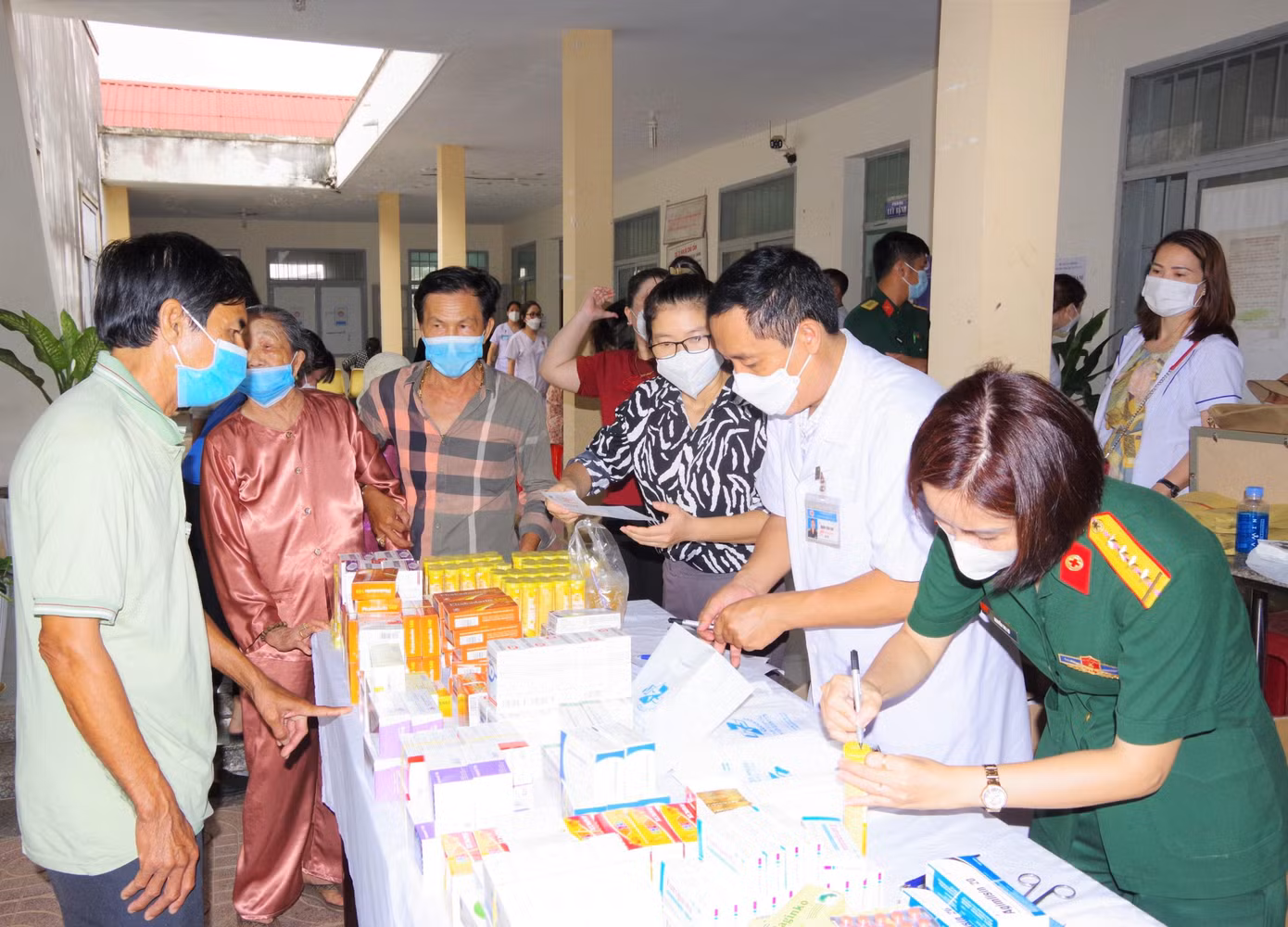 Chương trình đã thực hiện khám, phát thuốc cho hơn 300 người dân trên địa bàn xã Bông Trang, huyện Xuyên Mộc. Chương trình đã thực hiện khám, phát thuốc cho hơn 300 người dân trên địa bàn xã Bông Trang, huyện Xuyên Mộc.