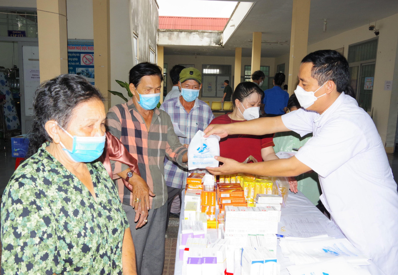 Sau khi được thăm khám, bà con nhận thuốc men về điều trị.