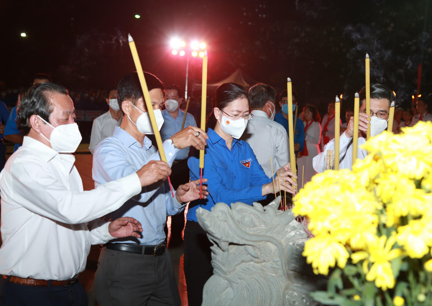 Chị Phan Thị Thanh Phương (giữa), Bí thư Thành Đoàn, Chủ tịch Hội Sinh viên Việt Nam TPHCM dâng hương tưởng nhớ các vị anh hùng của dân tộc.