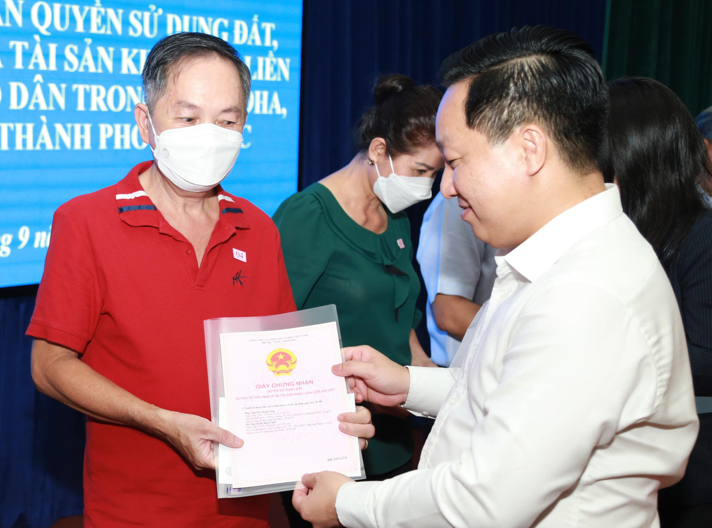 Ông Hoàng Tùng trao giấy chứng nhận cho người dân trên địa bàn Thủ Đức. Ông Hoàng Tùng trao giấy chứng nhận cho người dân trên địa bàn Thủ Đức.