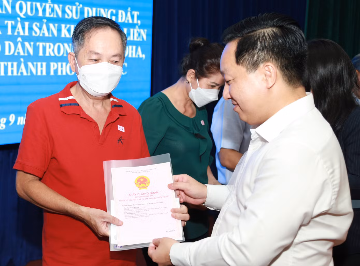 Ông Hoàng Tùng trao giấy chứng nhận cho người dân trên địa bàn Thủ Đức.