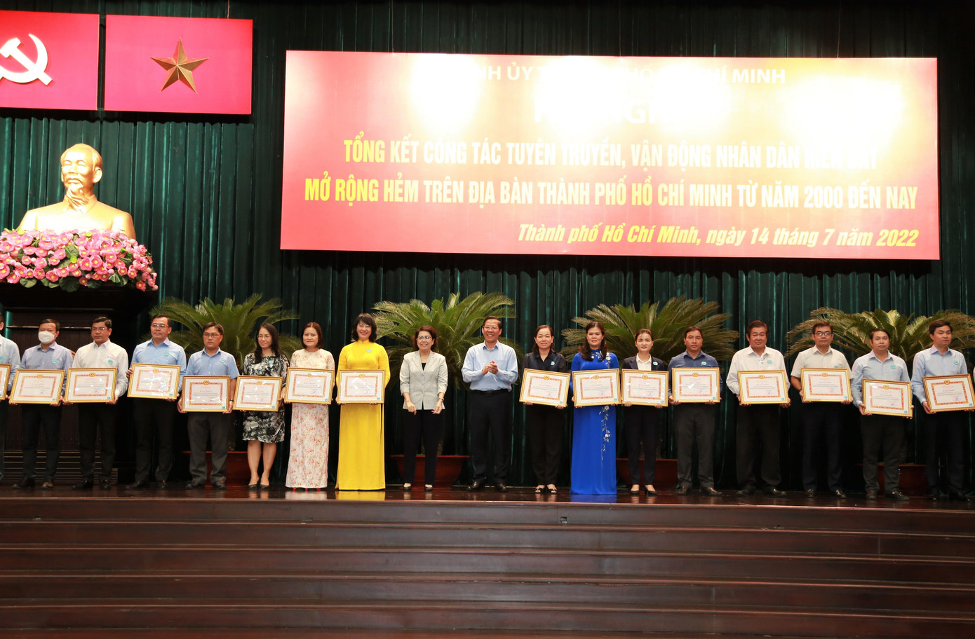 Chủ tịch UBND TPHCM Phan Văn Mãi và Chủ tịch Ủy ban MTTQVN TPHCM Tô Thị Bích Châu tuyên dương, khen thưởng các tập thể, cá nhân tiêu biểu thực hiện công tác hiến đất mở rộng hẻm trên địa bàn thành phố. Chủ tịch UBND TPHCM Phan Văn Mãi và Chủ tịch Ủy ban MTTQVN TPHCM Tô Thị Bích Châu tuyên dương, khen thưởng các tập thể, cá nhân tiêu biểu thực hiện công tác hiến đất mở rộng hẻm trên địa bàn thành phố.